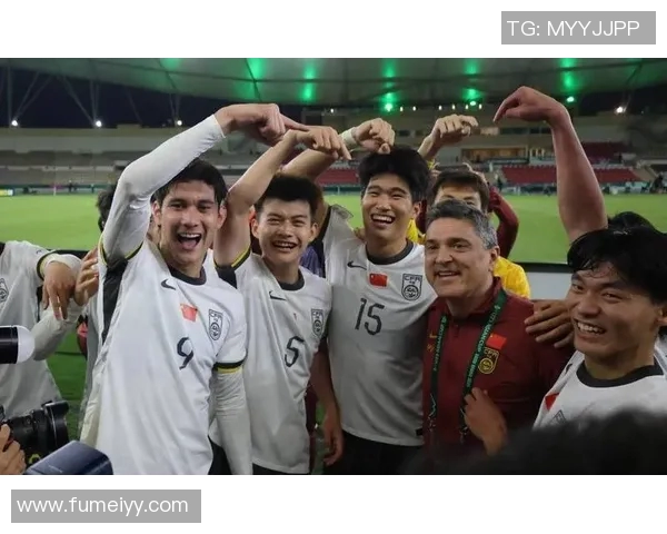 足球明星张开双手展现自信与激情的瞬间捕捉人生巅峰的精彩时刻